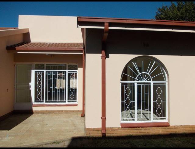 3 BEDROOM TOWNHOUSE FOR SALE IN VANDERBIJLPARK CE 2